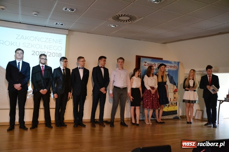 Zdjęcie w galerii na portalu naszraciborz.pl: Kasprowicz żegnał maturzystów na zamku wiadomości z regionu