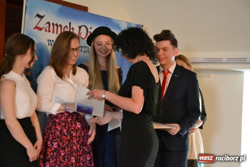 Zdjęcie w galerii na portalu naszraciborz.pl: Kasprowicz żegnał maturzystów na zamku wiadomości z regionu