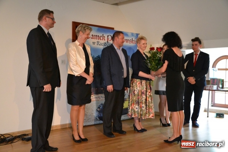 Zdjęcie w galerii na portalu naszraciborz.pl: Kasprowicz żegnał maturzystów na zamku wiadomości z regionu