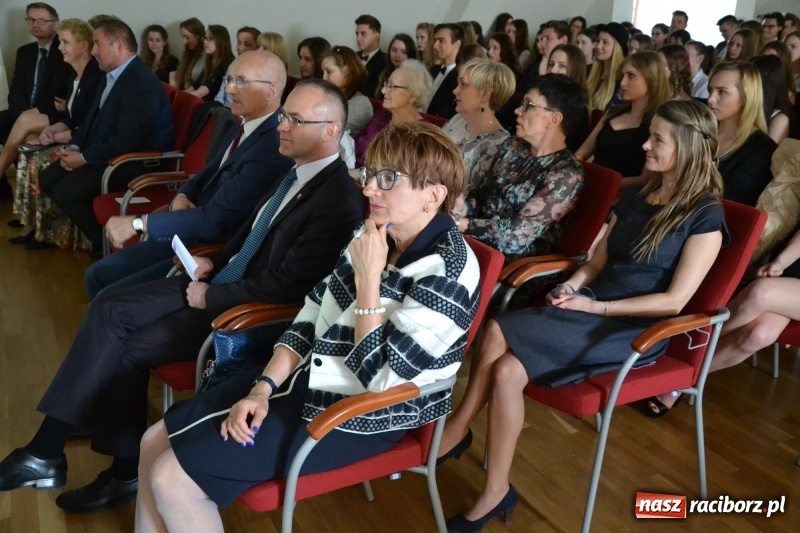 Zdjęcie w galerii na portalu naszraciborz.pl: Kasprowicz żegnał maturzystów na zamku wiadomości z regionu