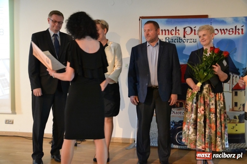 Zdjęcie w galerii na portalu naszraciborz.pl: Kasprowicz żegnał maturzystów na zamku wiadomości z regionu