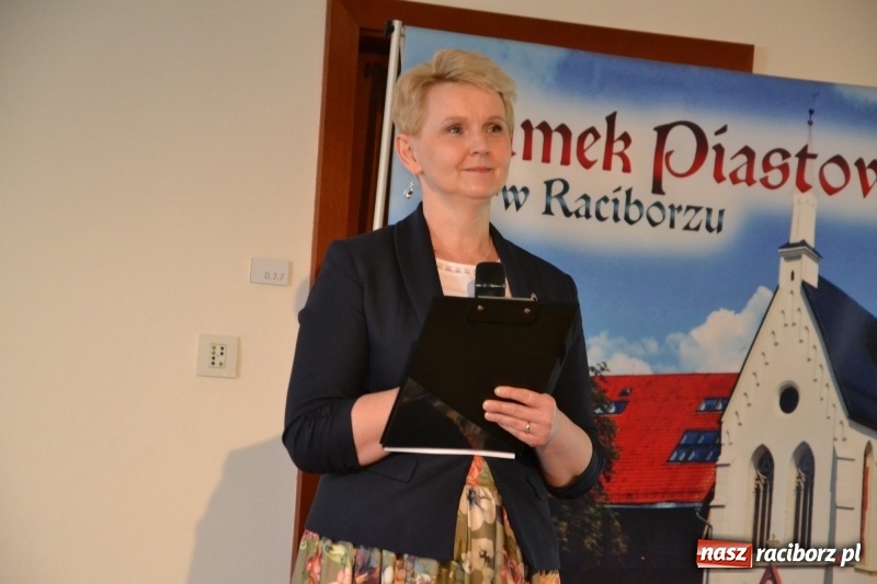 Zdjęcie w galerii na portalu naszraciborz.pl: Kasprowicz żegnał maturzystów na zamku wiadomości z regionu