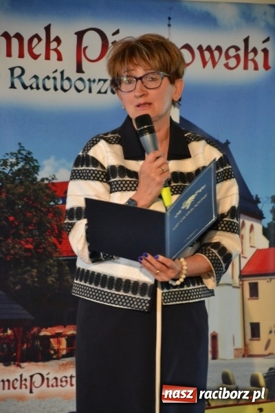 Zdjęcie w galerii na portalu naszraciborz.pl: Kasprowicz żegnał maturzystów na zamku wiadomości z regionu