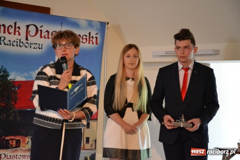 Zdjęcie w galerii na portalu naszraciborz.pl: Kasprowicz żegnał maturzystów na zamku wiadomości z regionu