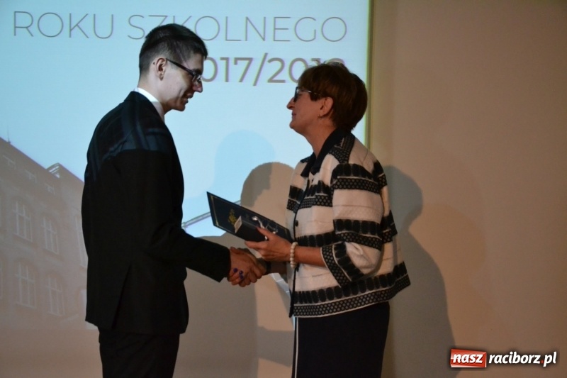 Zdjęcie w galerii na portalu naszraciborz.pl: Kasprowicz żegnał maturzystów na zamku wiadomości z regionu