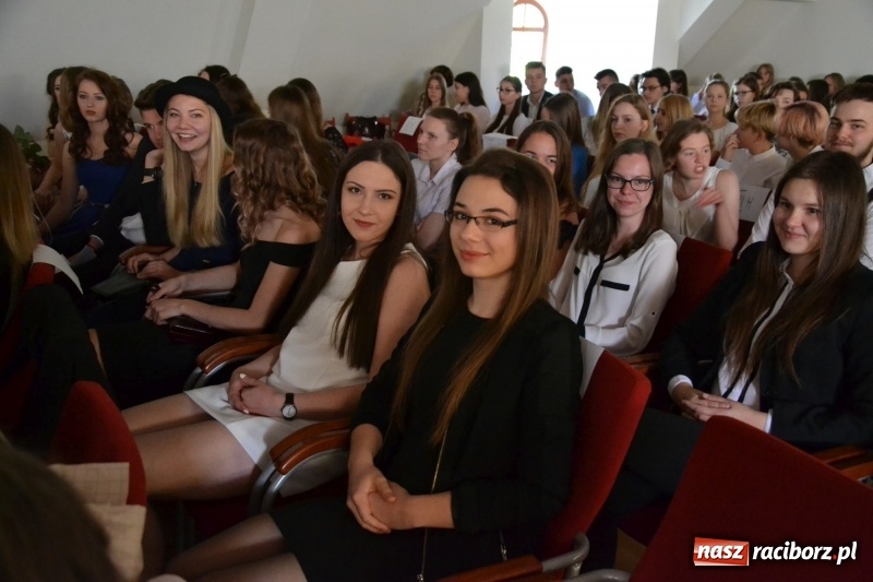 Zdjęcie w galerii na portalu naszraciborz.pl: Kasprowicz żegnał maturzystów na zamku wiadomości z regionu