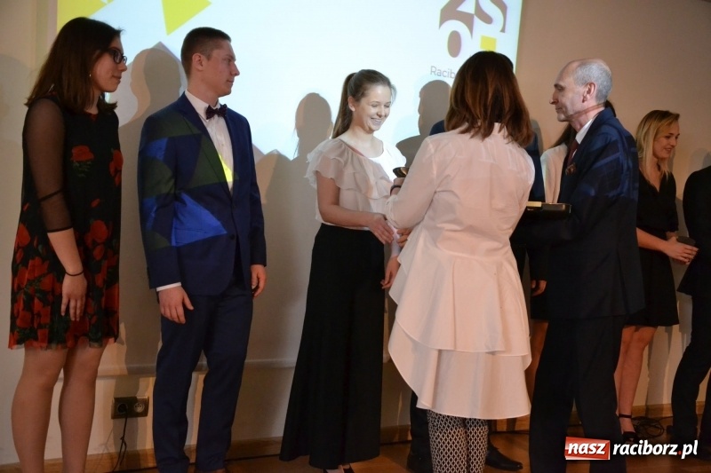 Zdjęcie w galerii na portalu naszraciborz.pl: Kasprowicz żegnał maturzystów na zamku wiadomości z regionu