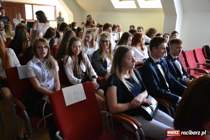 Zdjęcie w galerii na portalu naszraciborz.pl: Kasprowicz żegnał maturzystów na zamku wiadomości z regionu