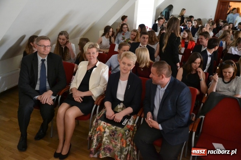 Zdjęcie w galerii na portalu naszraciborz.pl: Kasprowicz żegnał maturzystów na zamku wiadomości z regionu