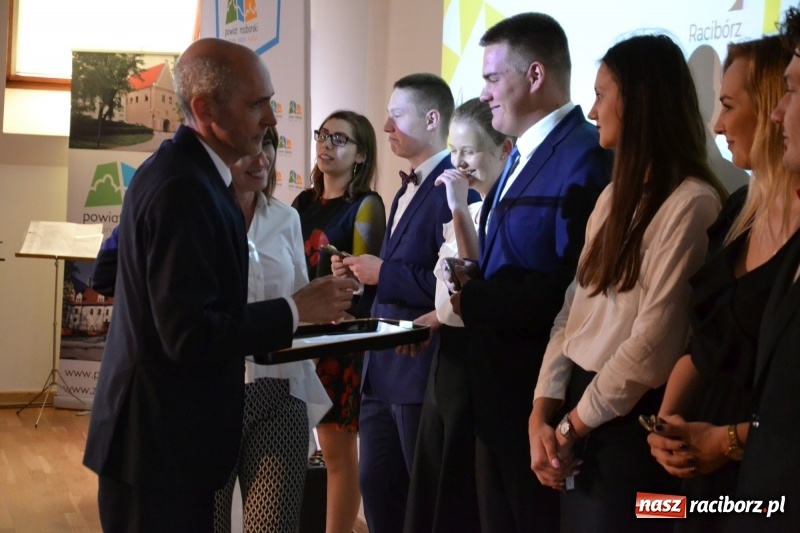 Zdjęcie w galerii na portalu naszraciborz.pl: Kasprowicz żegnał maturzystów na zamku wiadomości z regionu