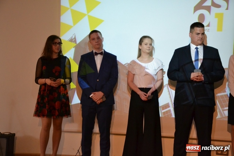 Zdjęcie w galerii na portalu naszraciborz.pl: Kasprowicz żegnał maturzystów na zamku wiadomości z regionu