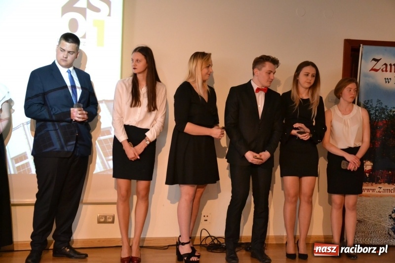 Zdjęcie w galerii na portalu naszraciborz.pl: Kasprowicz żegnał maturzystów na zamku wiadomości z regionu