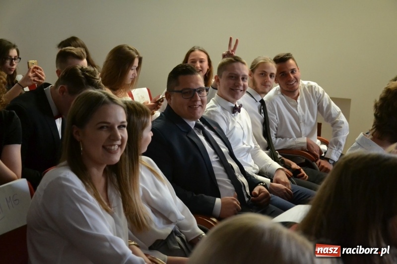 Zdjęcie w galerii na portalu naszraciborz.pl: Kasprowicz żegnał maturzystów na zamku wiadomości z regionu