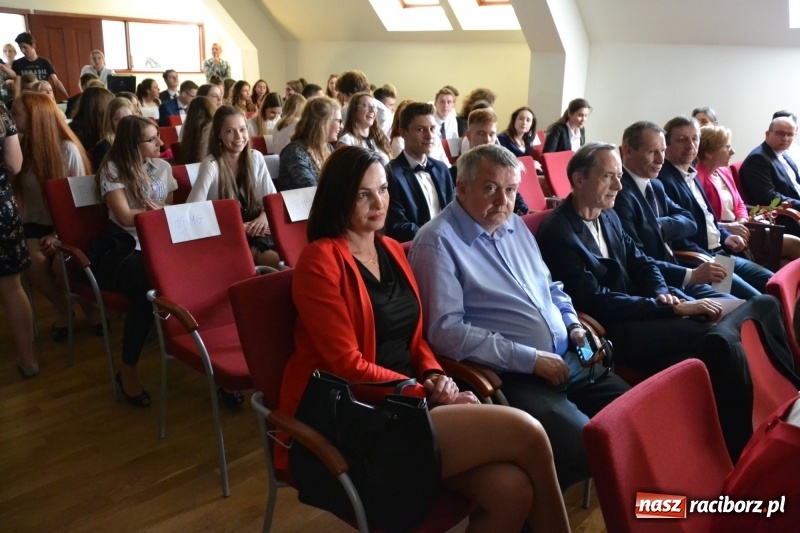 Zdjęcie w galerii na portalu naszraciborz.pl: Kasprowicz żegnał maturzystów na zamku wiadomości z regionu