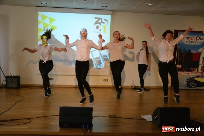 Zdjęcie w galerii na portalu naszraciborz.pl: Kasprowicz żegnał maturzystów na zamku wiadomości z regionu