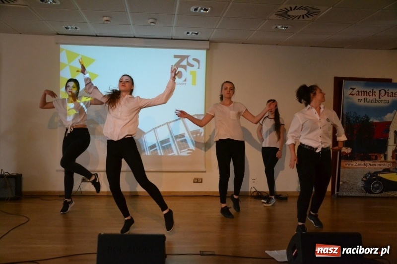 Zdjęcie w galerii na portalu naszraciborz.pl: Kasprowicz żegnał maturzystów na zamku wiadomości z regionu