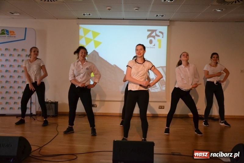 Zdjęcie w galerii na portalu naszraciborz.pl: Kasprowicz żegnał maturzystów na zamku wiadomości z regionu