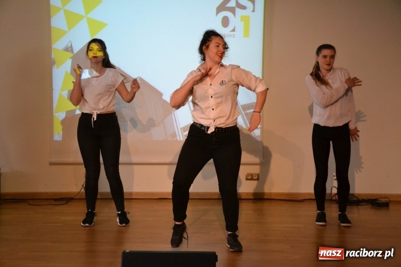 Zdjęcie w galerii na portalu naszraciborz.pl: Kasprowicz żegnał maturzystów na zamku wiadomości z regionu