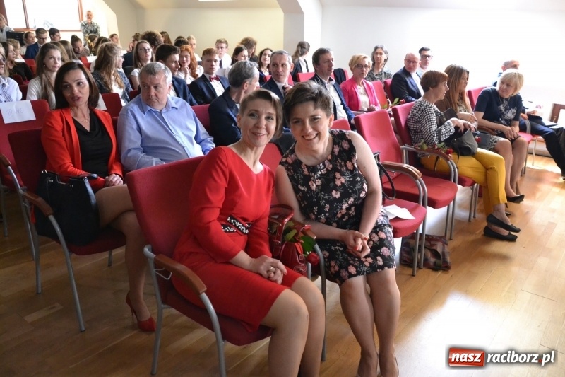 Zdjęcie w galerii na portalu naszraciborz.pl: Kasprowicz żegnał maturzystów na zamku wiadomości z regionu