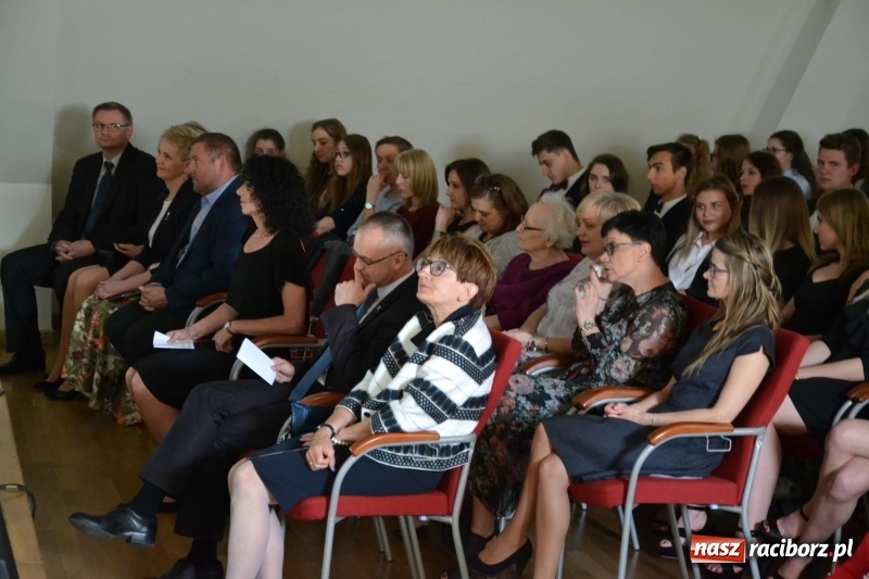 Zdjęcie w galerii na portalu naszraciborz.pl: Kasprowicz żegnał maturzystów na zamku wiadomości z regionu