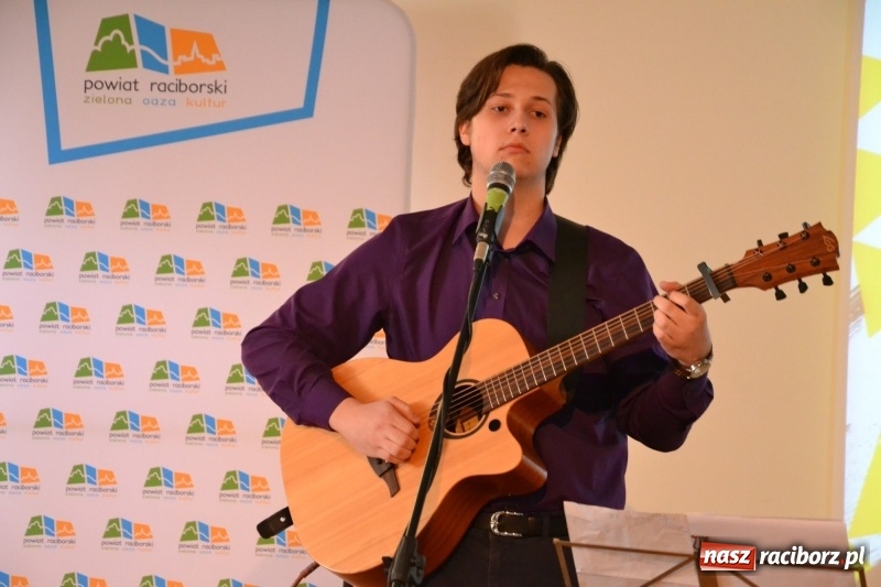 Zdjęcie w galerii na portalu naszraciborz.pl: Kasprowicz żegnał maturzystów na zamku wiadomości z regionu