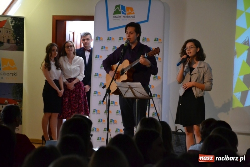 Zdjęcie w galerii na portalu naszraciborz.pl: Kasprowicz żegnał maturzystów na zamku wiadomości z regionu