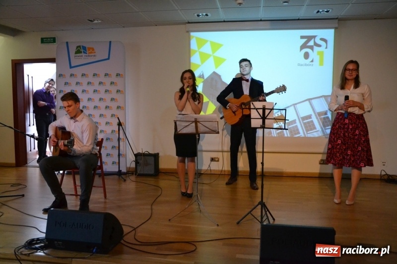 Zdjęcie w galerii na portalu naszraciborz.pl: Kasprowicz żegnał maturzystów na zamku wiadomości z regionu