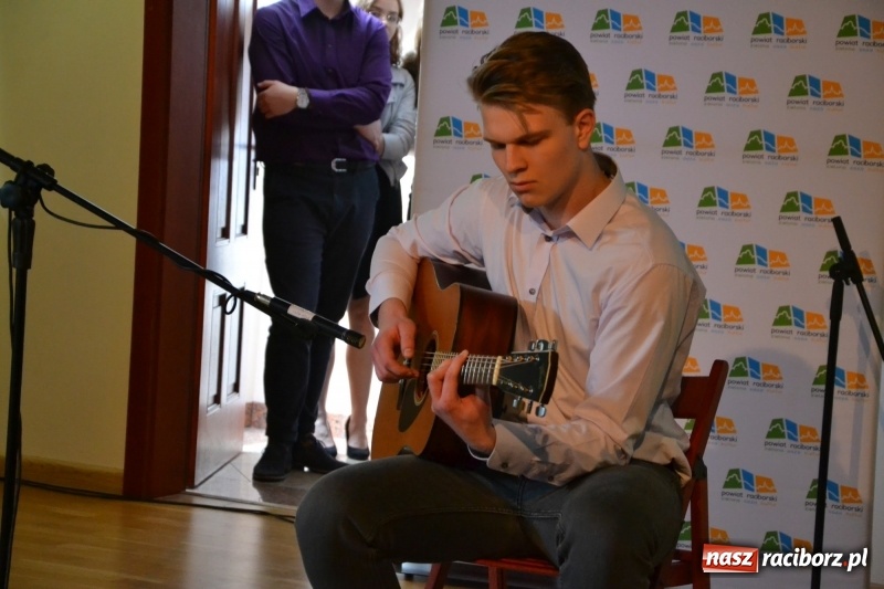 Zdjęcie w galerii na portalu naszraciborz.pl: Kasprowicz żegnał maturzystów na zamku wiadomości z regionu