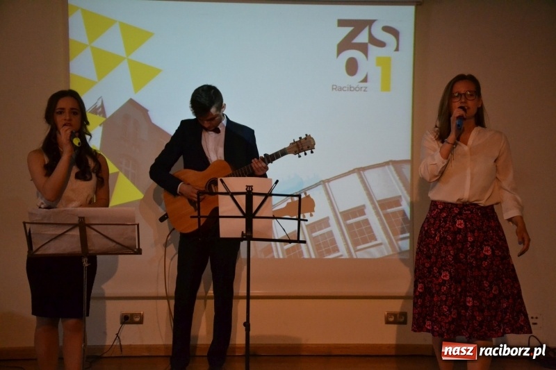 Zdjęcie w galerii na portalu naszraciborz.pl: Kasprowicz żegnał maturzystów na zamku wiadomości z regionu