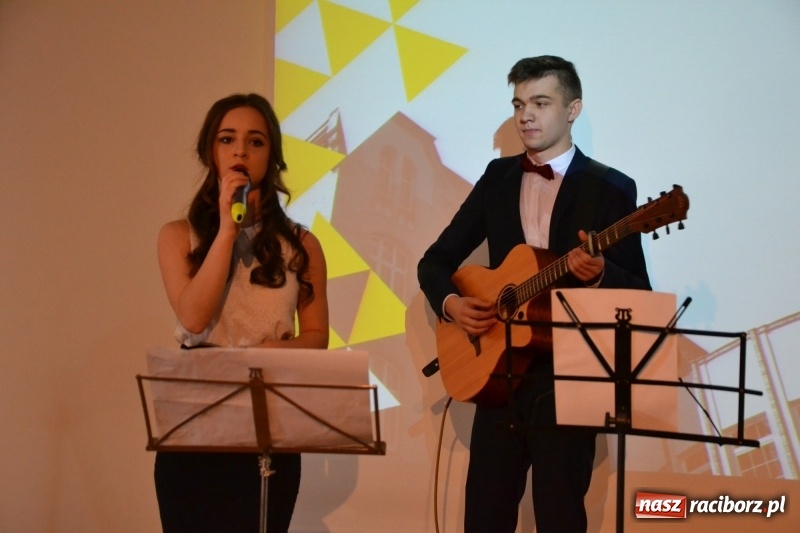 Zdjęcie w galerii na portalu naszraciborz.pl: Kasprowicz żegnał maturzystów na zamku wiadomości z regionu