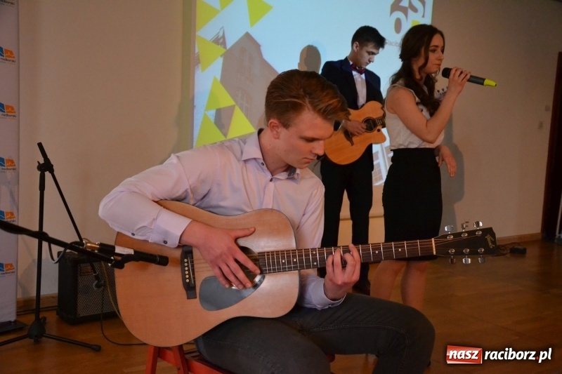 Zdjęcie w galerii na portalu naszraciborz.pl: Kasprowicz żegnał maturzystów na zamku wiadomości z regionu