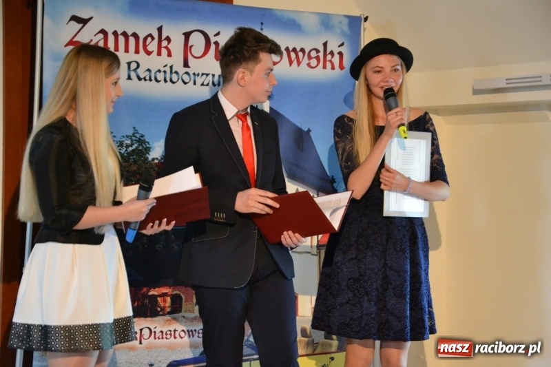 Zdjęcie w galerii na portalu naszraciborz.pl: Kasprowicz żegnał maturzystów na zamku wiadomości z regionu