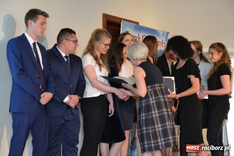 Zdjęcie w galerii na portalu naszraciborz.pl: Kasprowicz żegnał maturzystów na zamku wiadomości z regionu