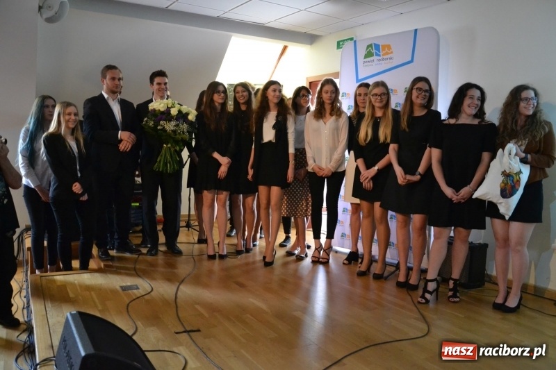 Zdjęcie w galerii na portalu naszraciborz.pl: Kasprowicz żegnał maturzystów na zamku wiadomości z regionu