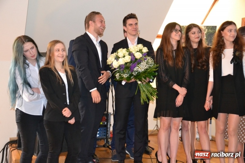 Zdjęcie w galerii na portalu naszraciborz.pl: Kasprowicz żegnał maturzystów na zamku wiadomości z regionu