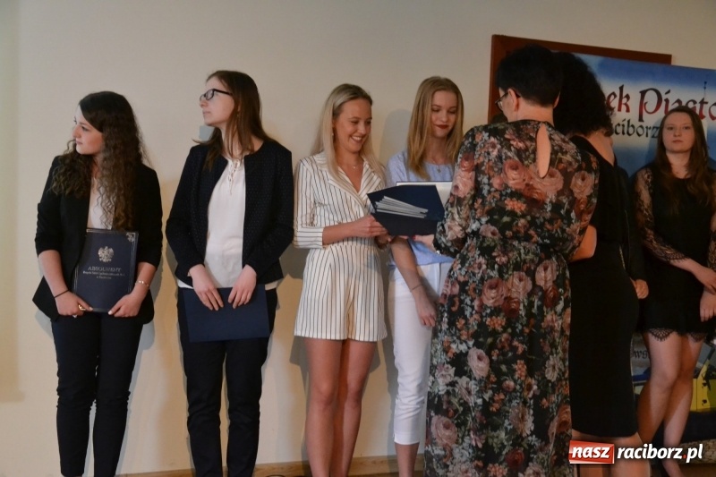 Zdjęcie w galerii na portalu naszraciborz.pl: Kasprowicz żegnał maturzystów na zamku wiadomości z regionu