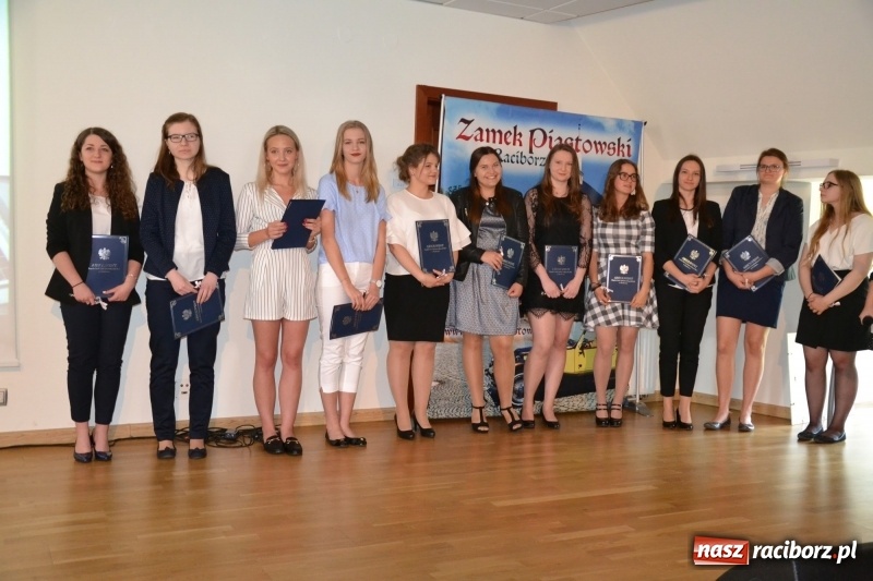 Zdjęcie w galerii na portalu naszraciborz.pl: Kasprowicz żegnał maturzystów na zamku wiadomości z regionu