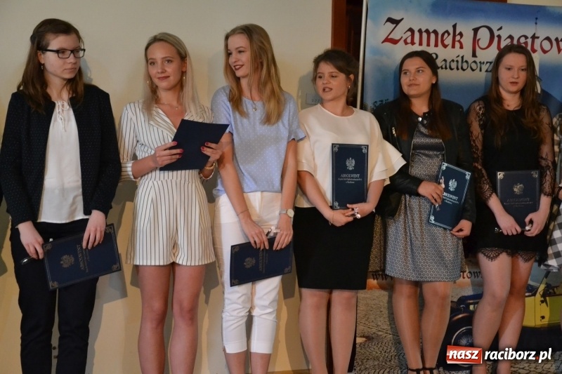 Zdjęcie w galerii na portalu naszraciborz.pl: Kasprowicz żegnał maturzystów na zamku wiadomości z regionu