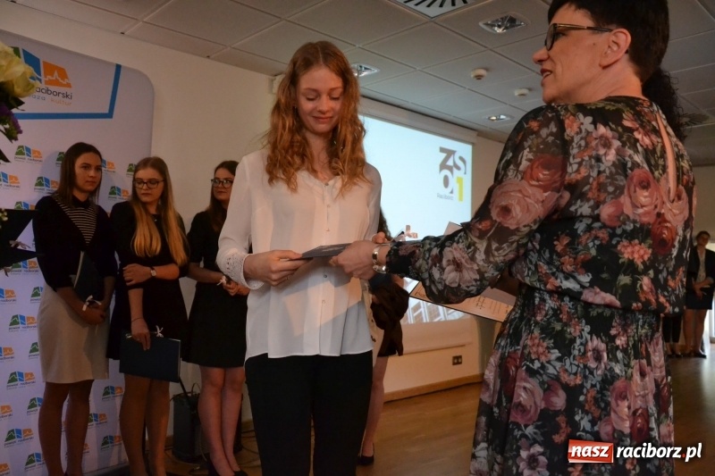 Zdjęcie w galerii na portalu naszraciborz.pl: Kasprowicz żegnał maturzystów na zamku wiadomości z regionu