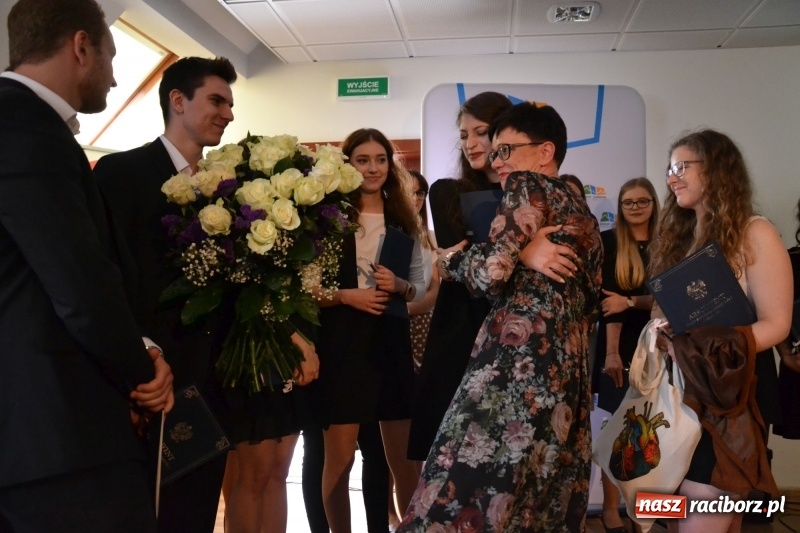 Zdjęcie w galerii na portalu naszraciborz.pl: Kasprowicz żegnał maturzystów na zamku wiadomości z regionu