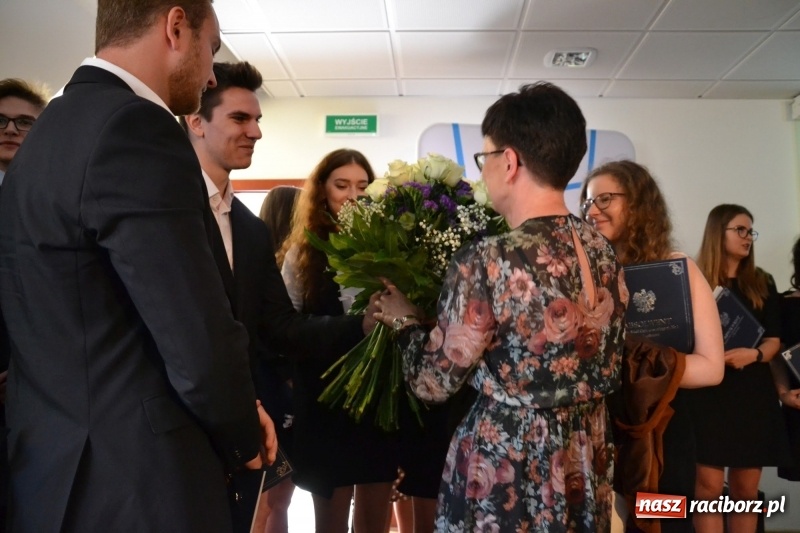 Zdjęcie w galerii na portalu naszraciborz.pl: Kasprowicz żegnał maturzystów na zamku wiadomości z regionu