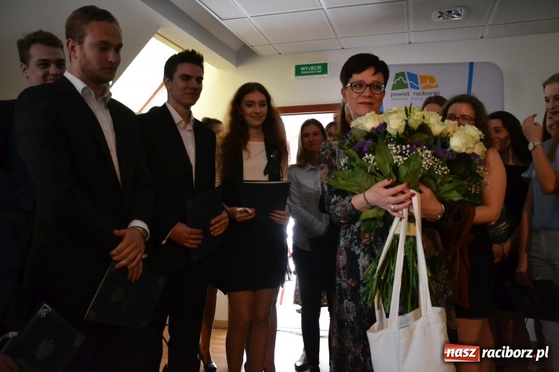 Zdjęcie w galerii na portalu naszraciborz.pl: Kasprowicz żegnał maturzystów na zamku wiadomości z regionu