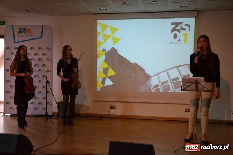 Zdjęcie w galerii na portalu naszraciborz.pl: Kasprowicz żegnał maturzystów na zamku wiadomości z regionu