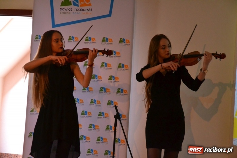 Zdjęcie w galerii na portalu naszraciborz.pl: Kasprowicz żegnał maturzystów na zamku wiadomości z regionu