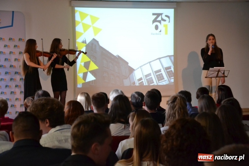 Zdjęcie w galerii na portalu naszraciborz.pl: Kasprowicz żegnał maturzystów na zamku wiadomości z regionu