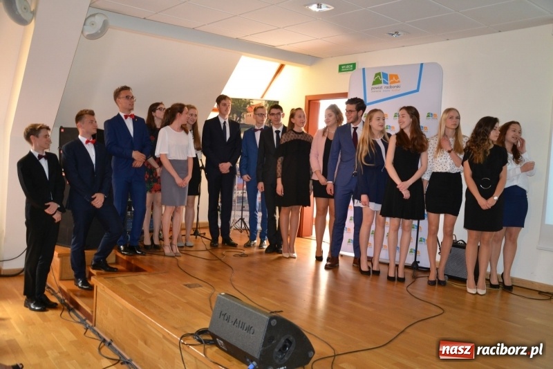 Zdjęcie w galerii na portalu naszraciborz.pl: Kasprowicz żegnał maturzystów na zamku wiadomości z regionu