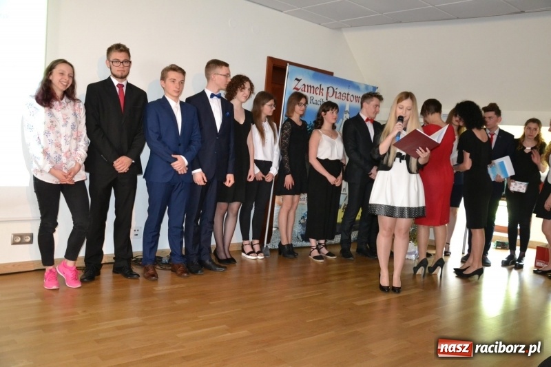 Zdjęcie w galerii na portalu naszraciborz.pl: Kasprowicz żegnał maturzystów na zamku wiadomości z regionu