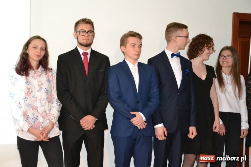 Zdjęcie w galerii na portalu naszraciborz.pl: Kasprowicz żegnał maturzystów na zamku wiadomości z regionu