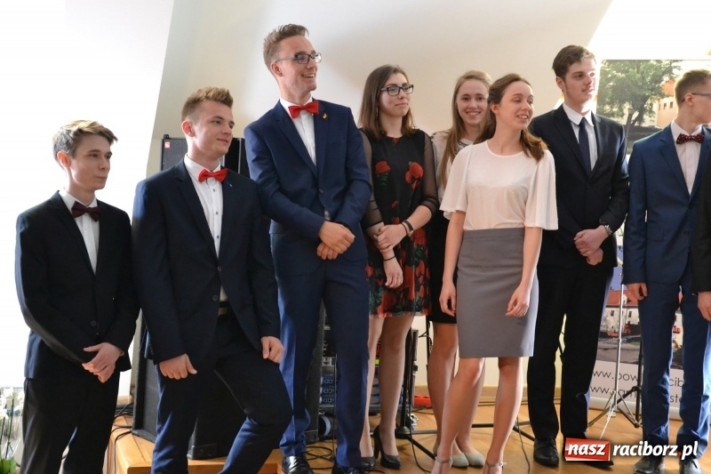 Zdjęcie w galerii na portalu naszraciborz.pl: Kasprowicz żegnał maturzystów na zamku wiadomości z regionu