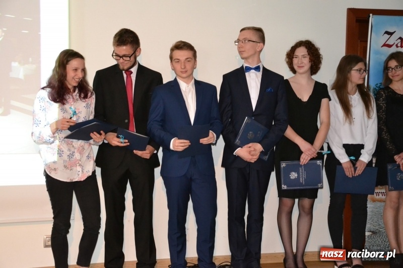 Zdjęcie w galerii na portalu naszraciborz.pl: Kasprowicz żegnał maturzystów na zamku wiadomości z regionu